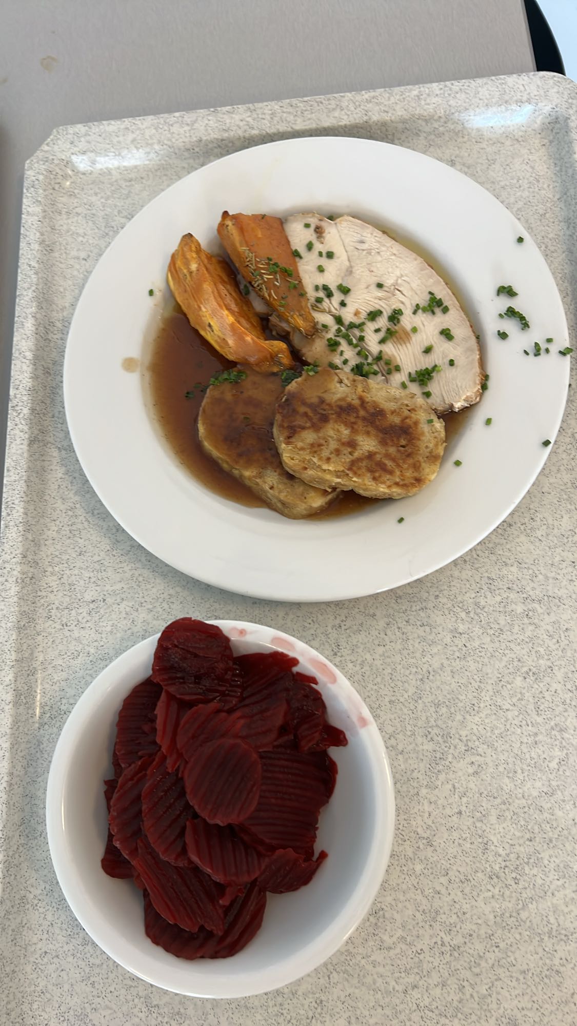 Indyk z kluskami i burakami