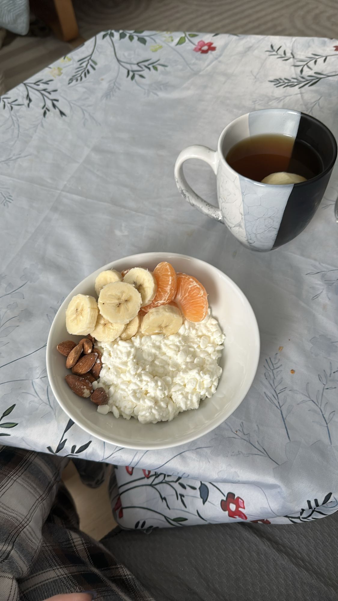 творог с фруктами и чаем