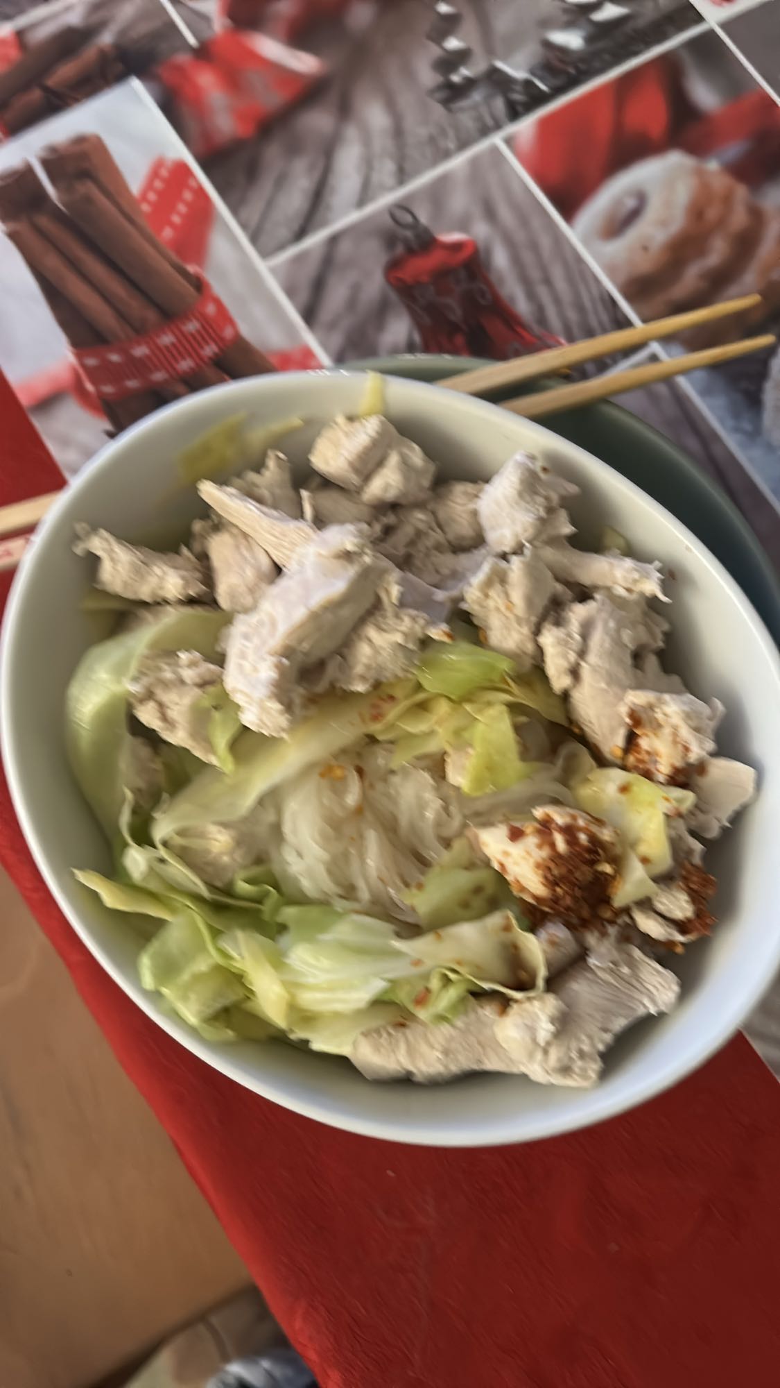 Kyllingnudler med kål