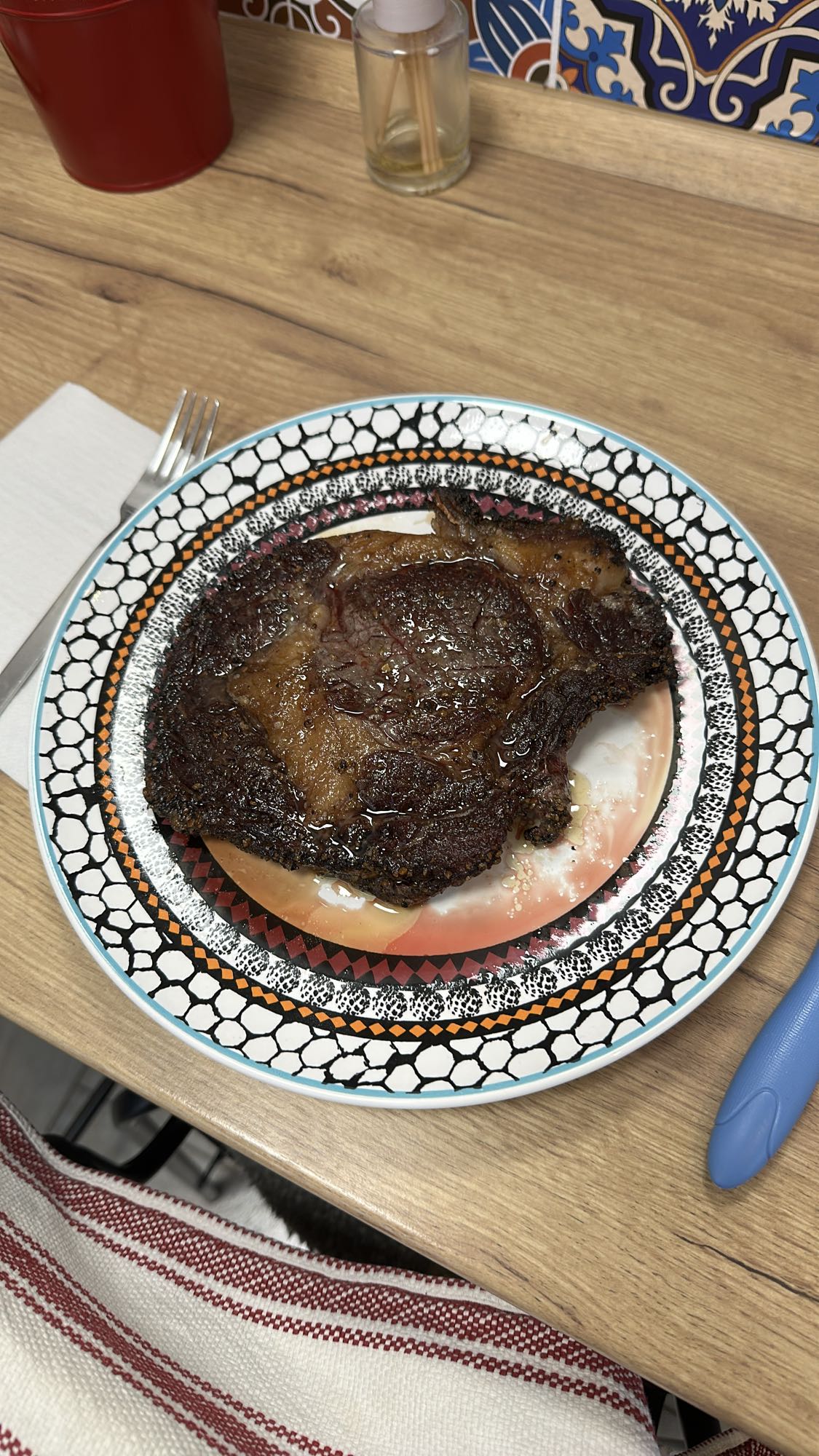 chuletón a la parrilla con patata, zanahoria y remolacha