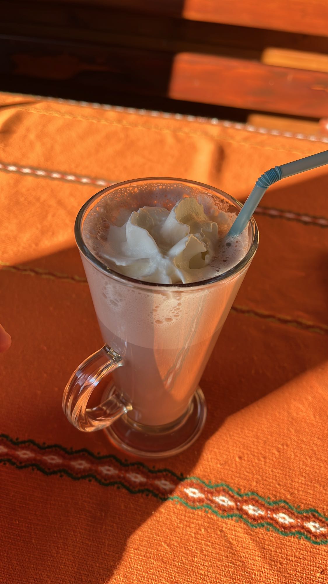 Шоколадово мляко с сметана