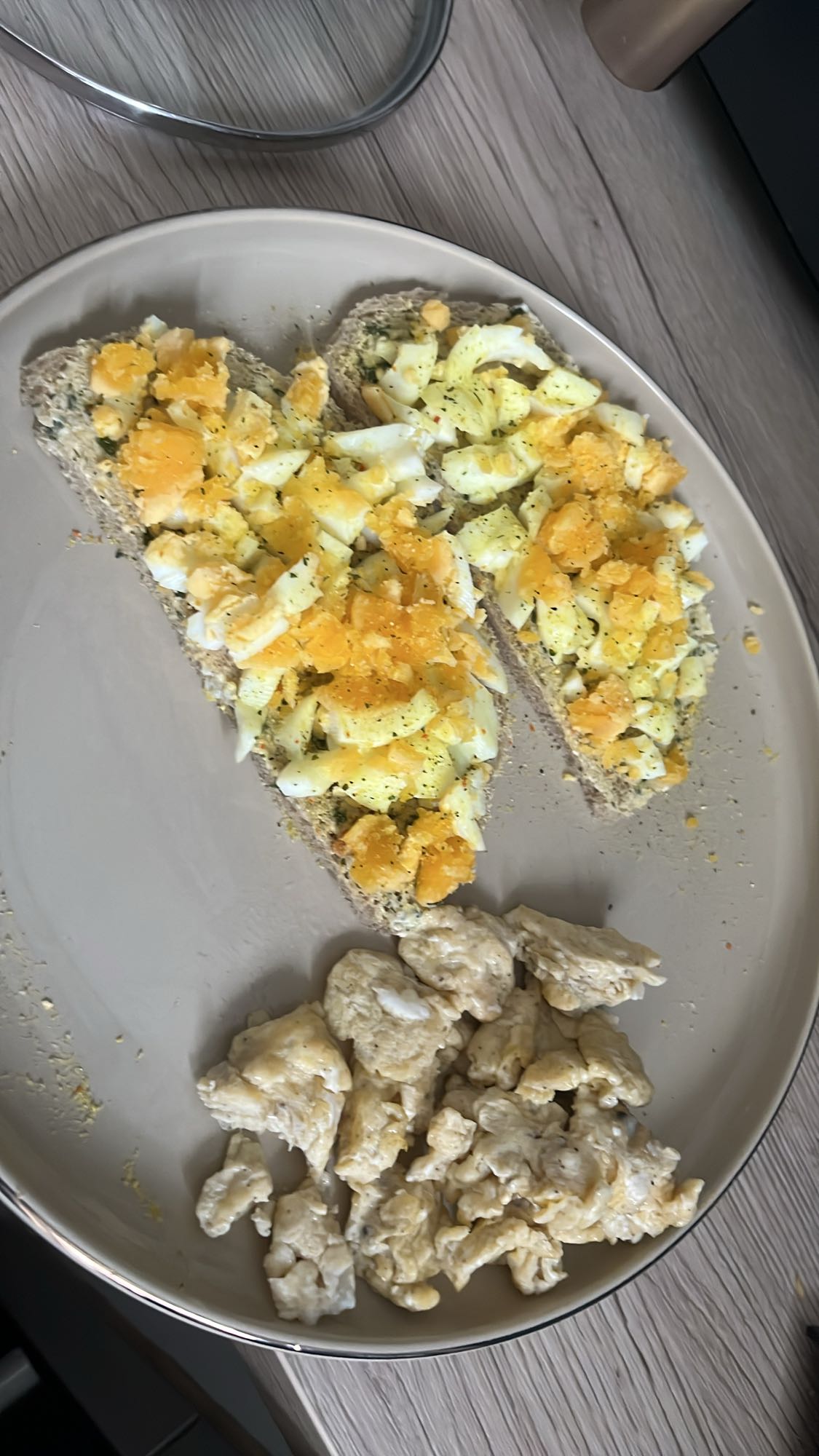 Ei op brood met roerei