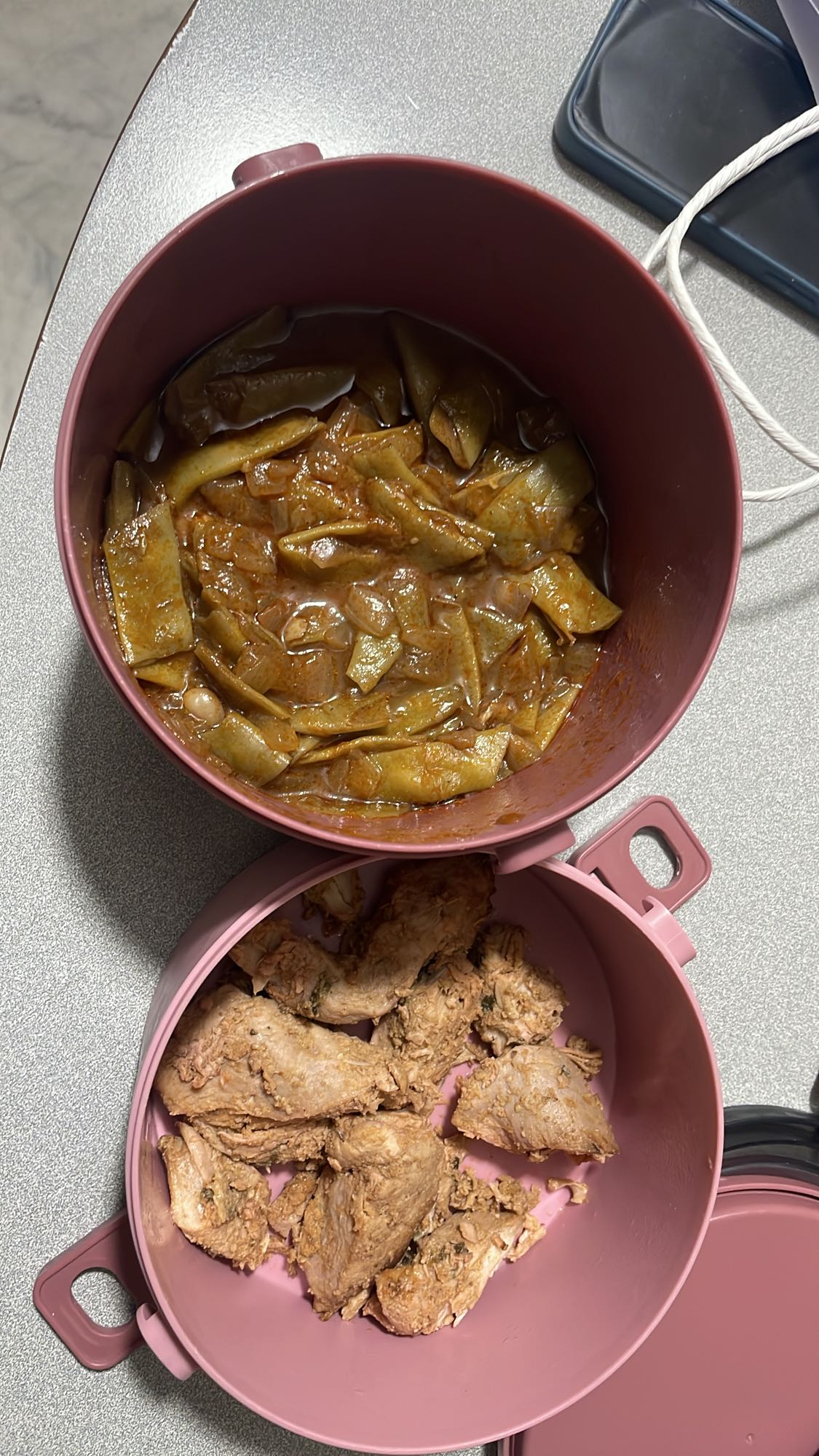 Green beans stew with chicken