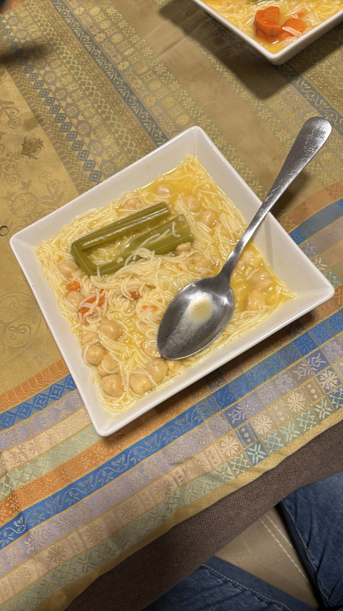 Sopa de pollo con verduras