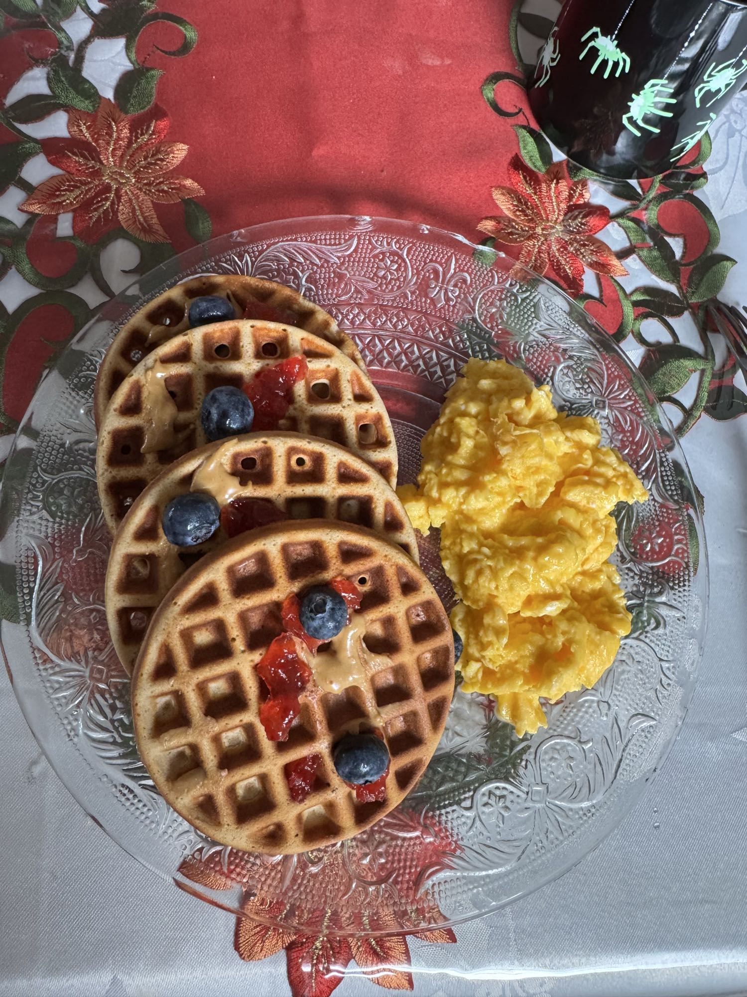 Waffles con huevos y aderezos ligeros