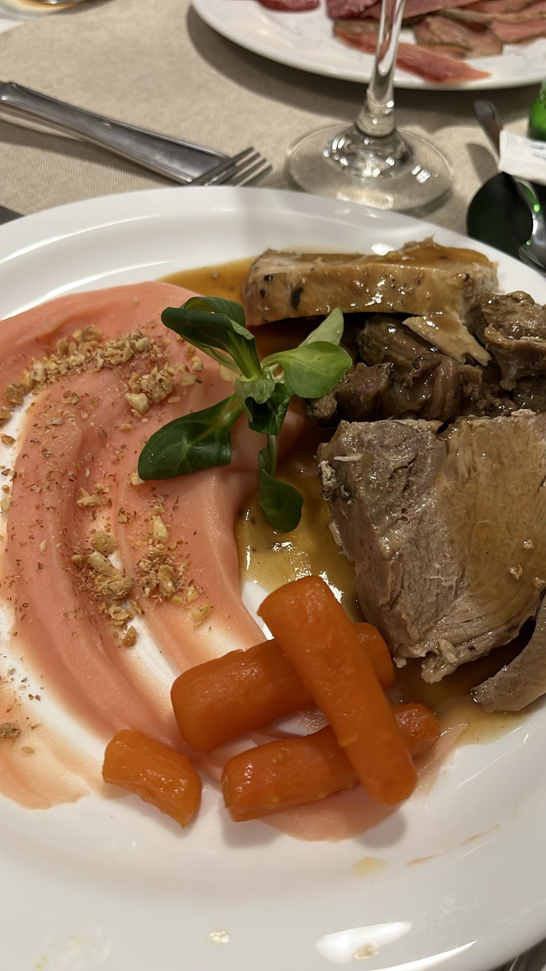 Телешко с пюре и моркови