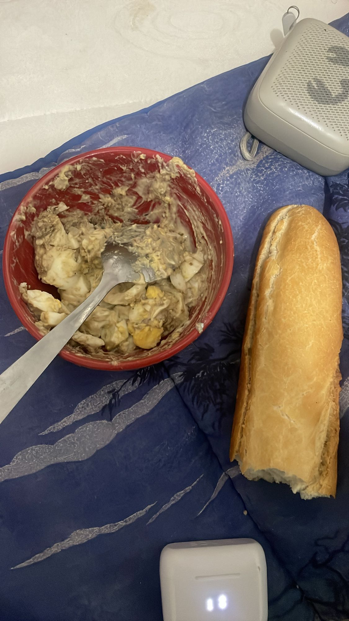 Salade œuf thon et baguette