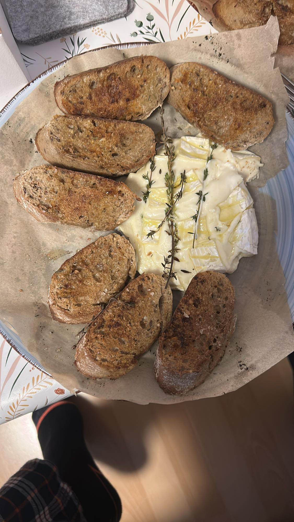 Pan tostado con queso brie