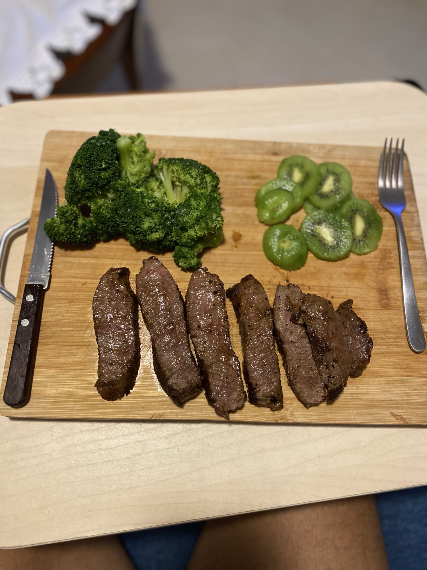 Carne con brócoli y kiwi