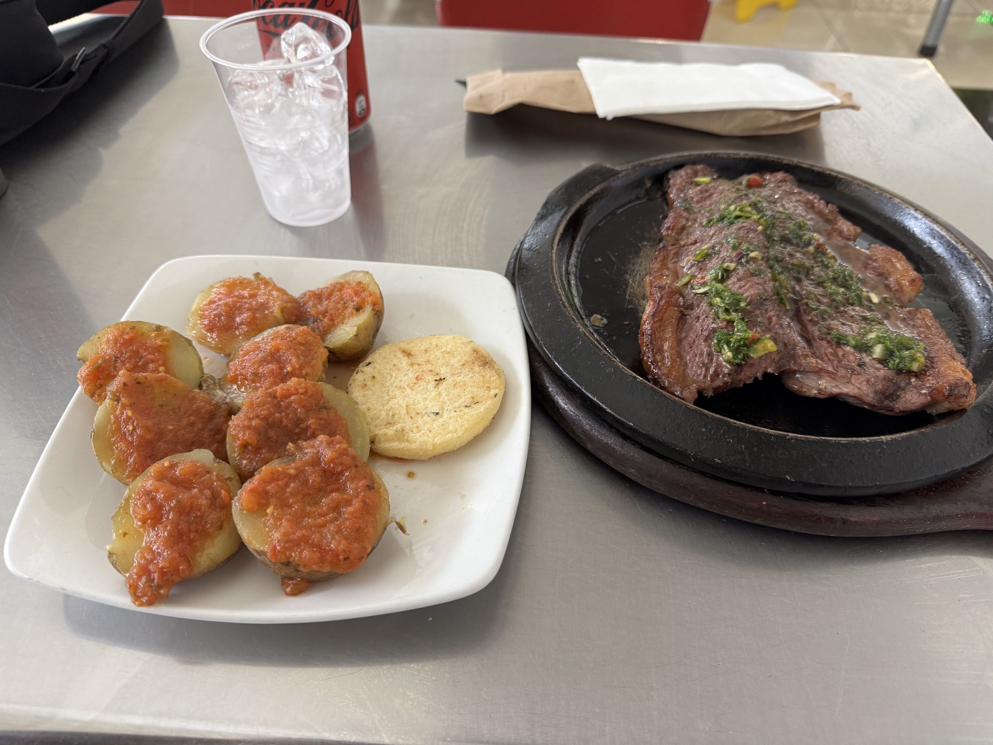Carne asada con papas y arepa