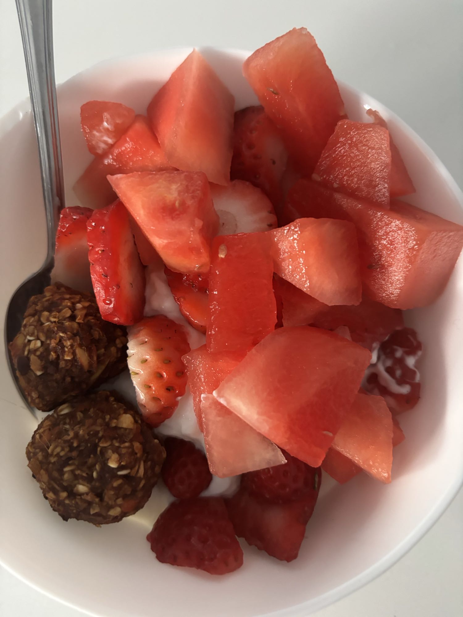 Bol de fruits et yaourt