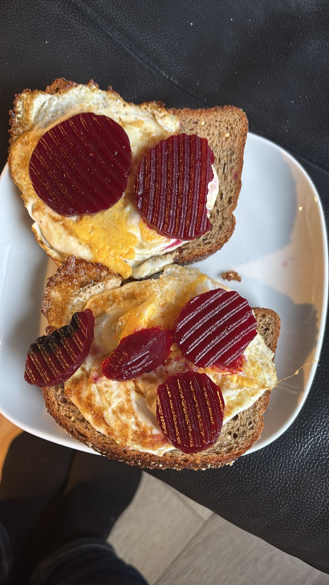 Egg og rødbete på brød