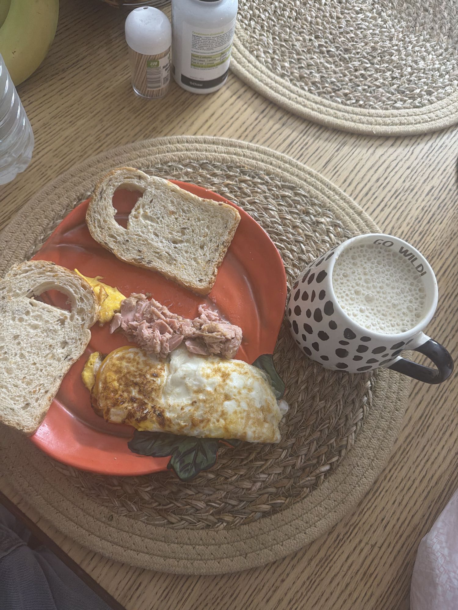 Petit-déjeuner œuf et thon