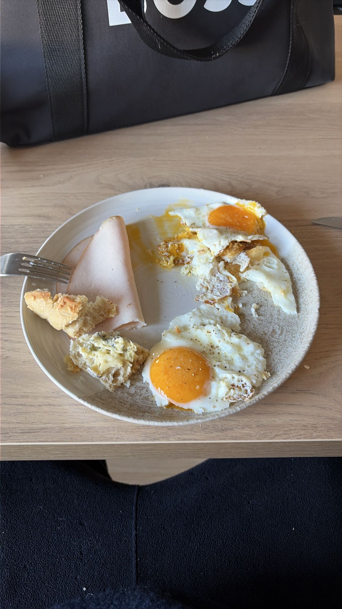Petit-déjeuner œufs et pain