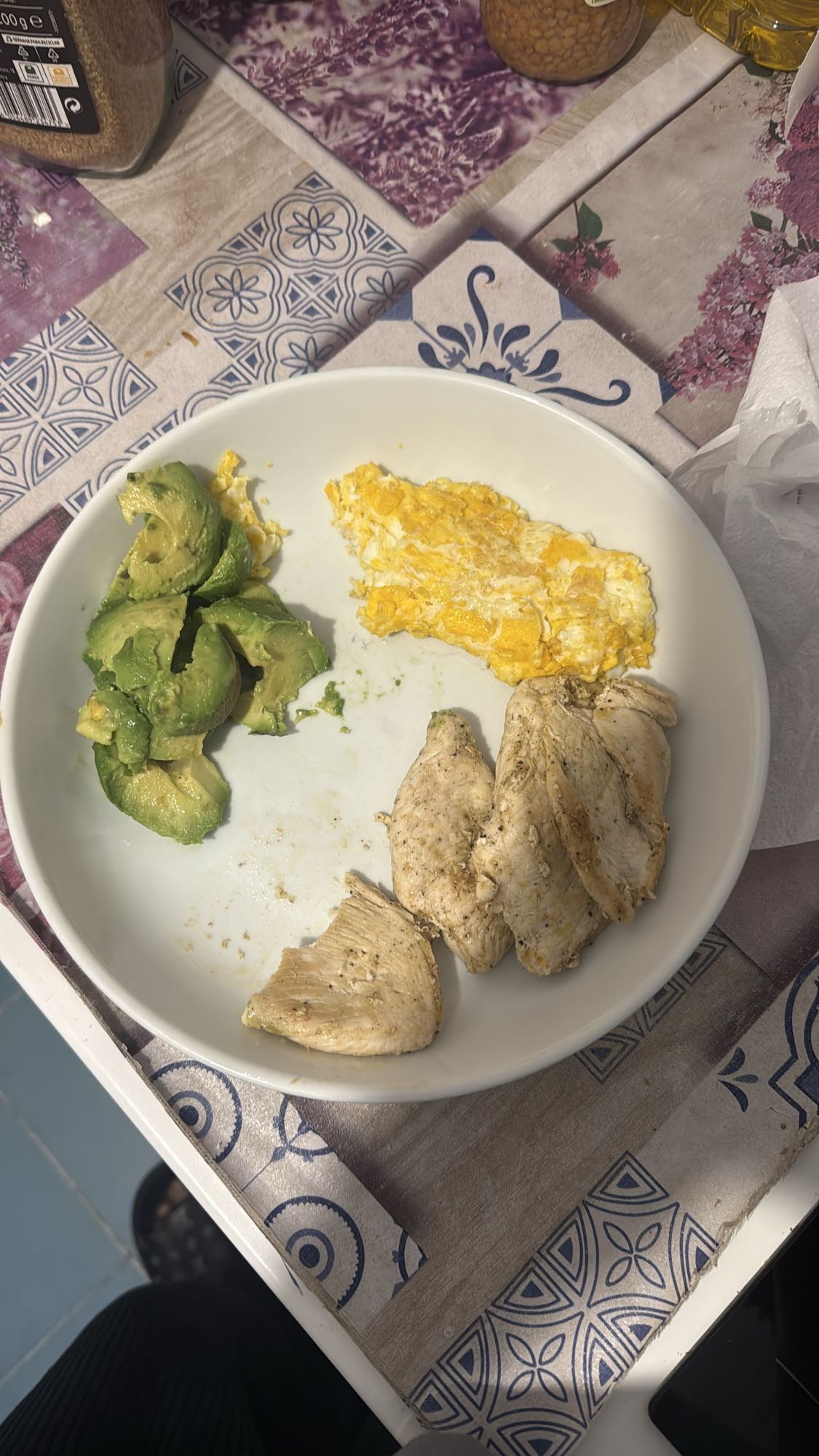 Pollo, huevo y aguacate