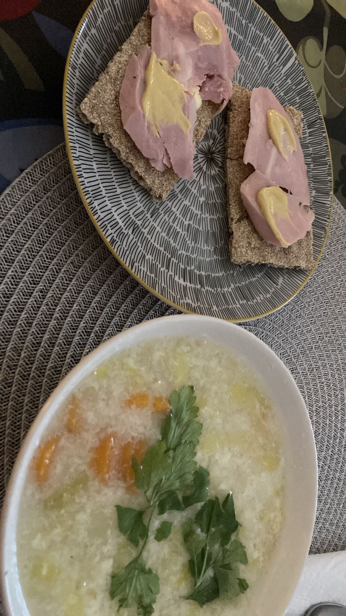 Knäckebröd med soppa