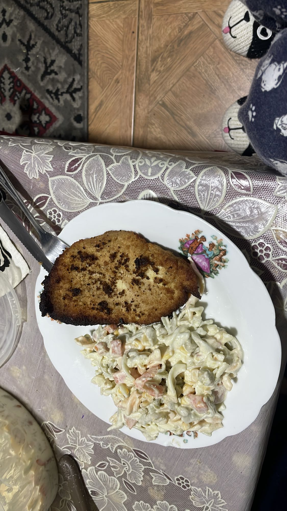 Breaded cutlet with pasta salad