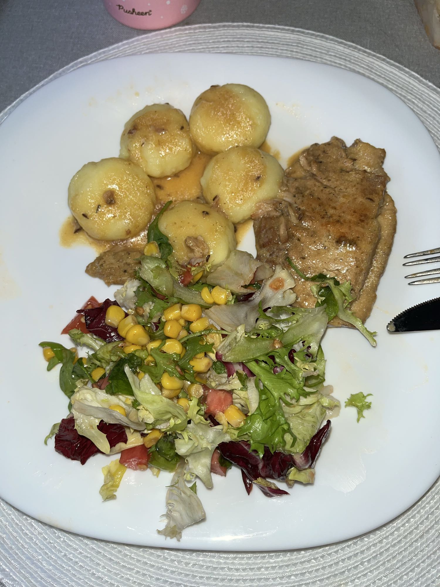 Schabowy z kluskami i sałatką