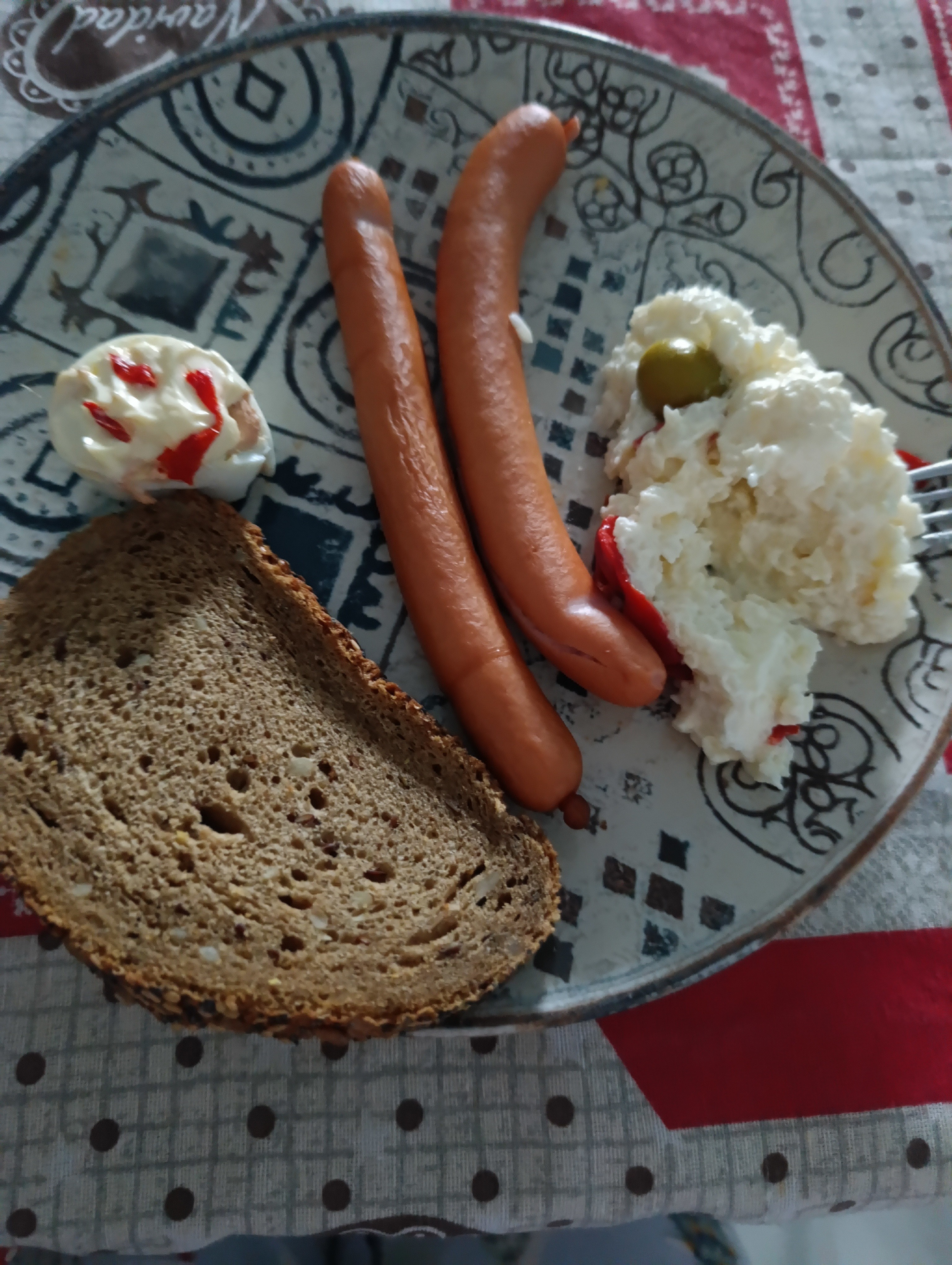 Salchichas con ensalada y pan