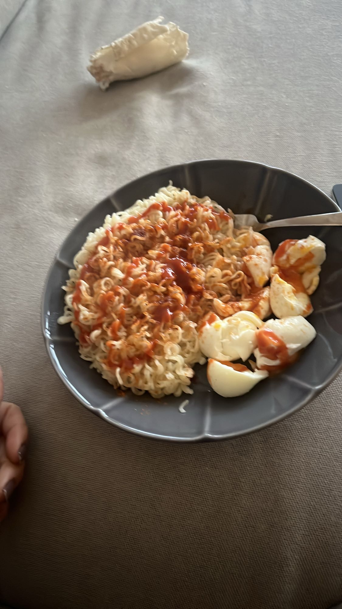 Nudlar med ägg och ketchup