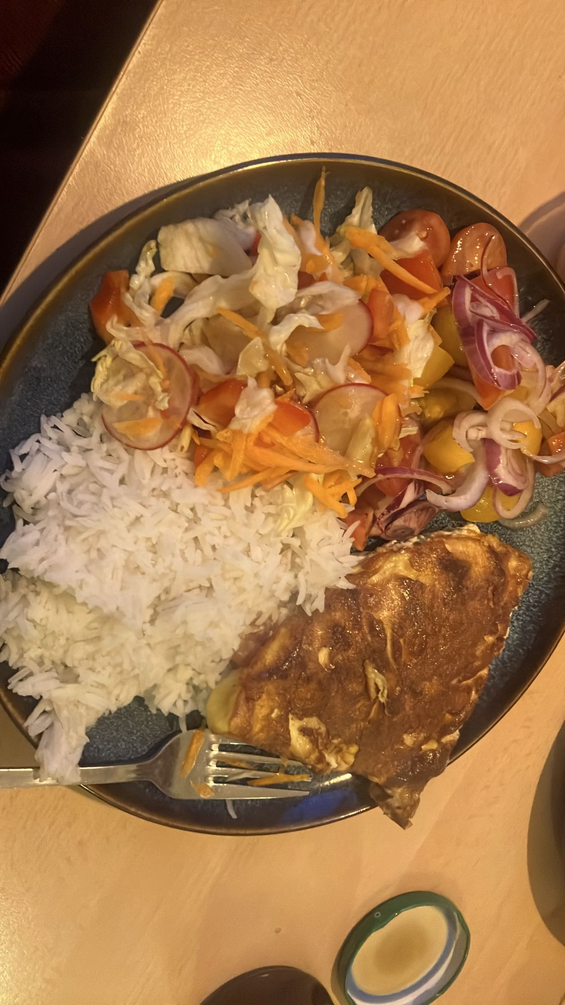 Arroz, omelete e salada