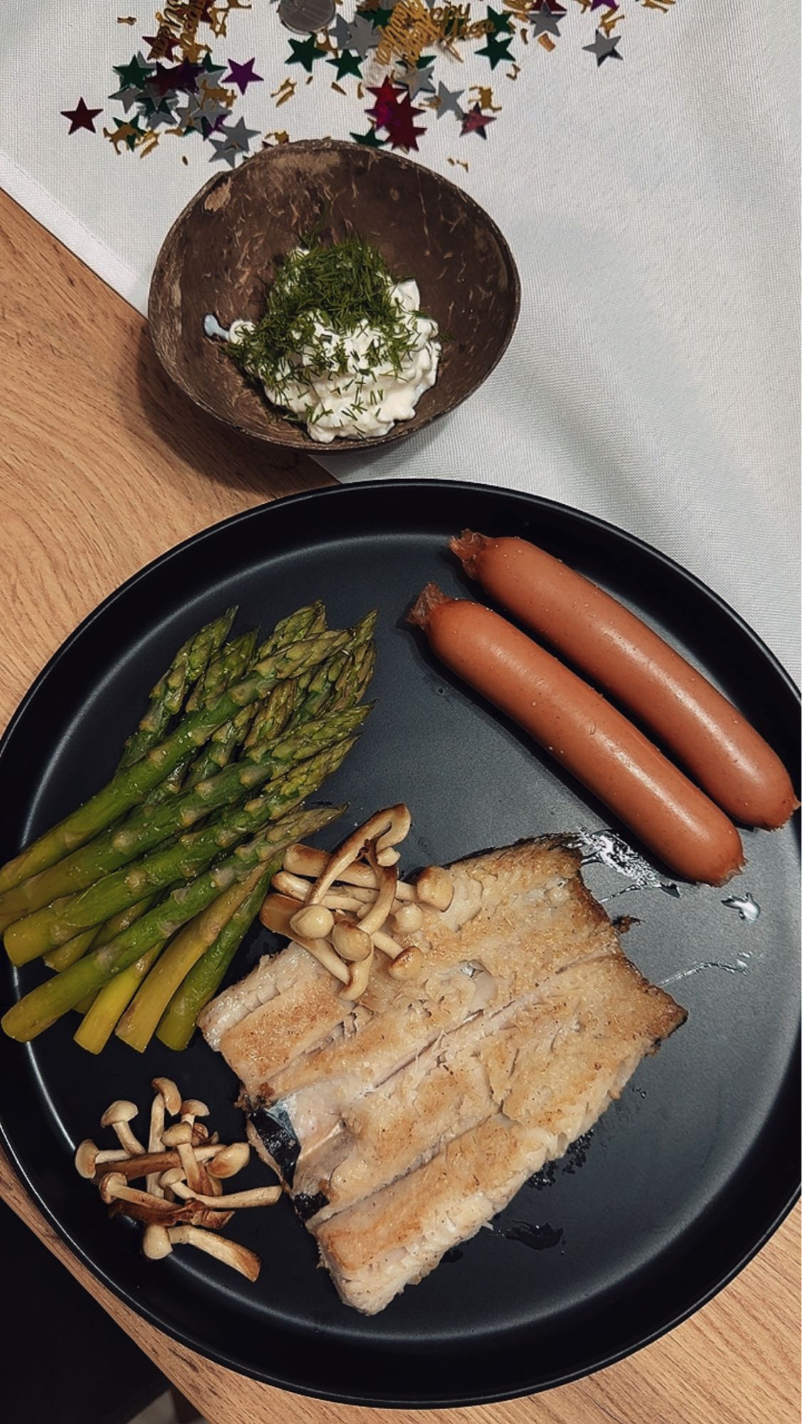 Pește cu sparanghel și cârnați