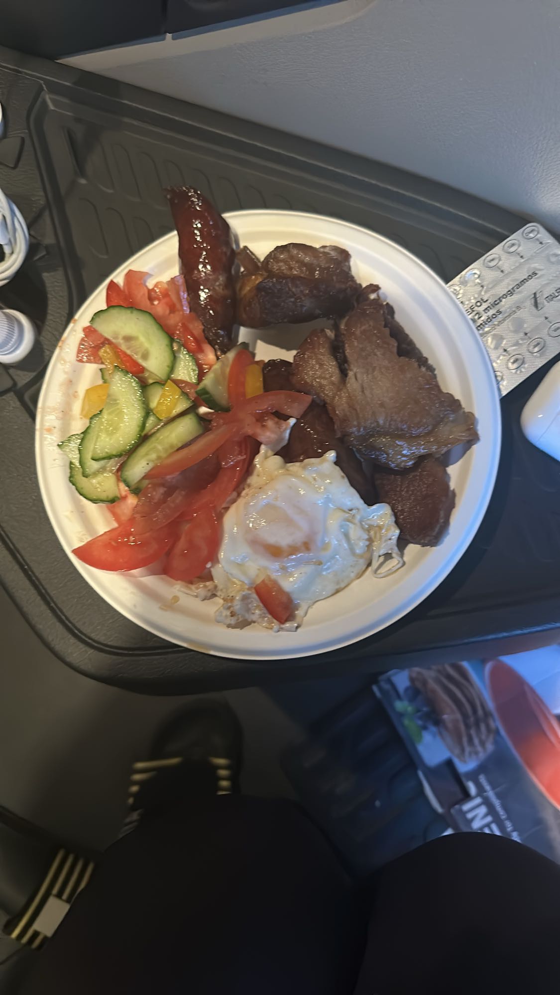 Mic dejun cu carne macră de porc, cârnat, costiță, ouă ochiuri și salată