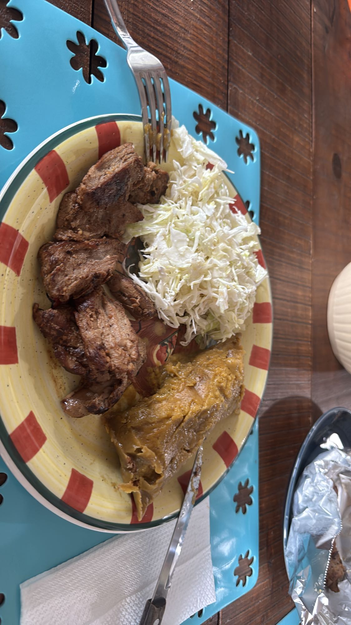 Carne con tamal y ensalada