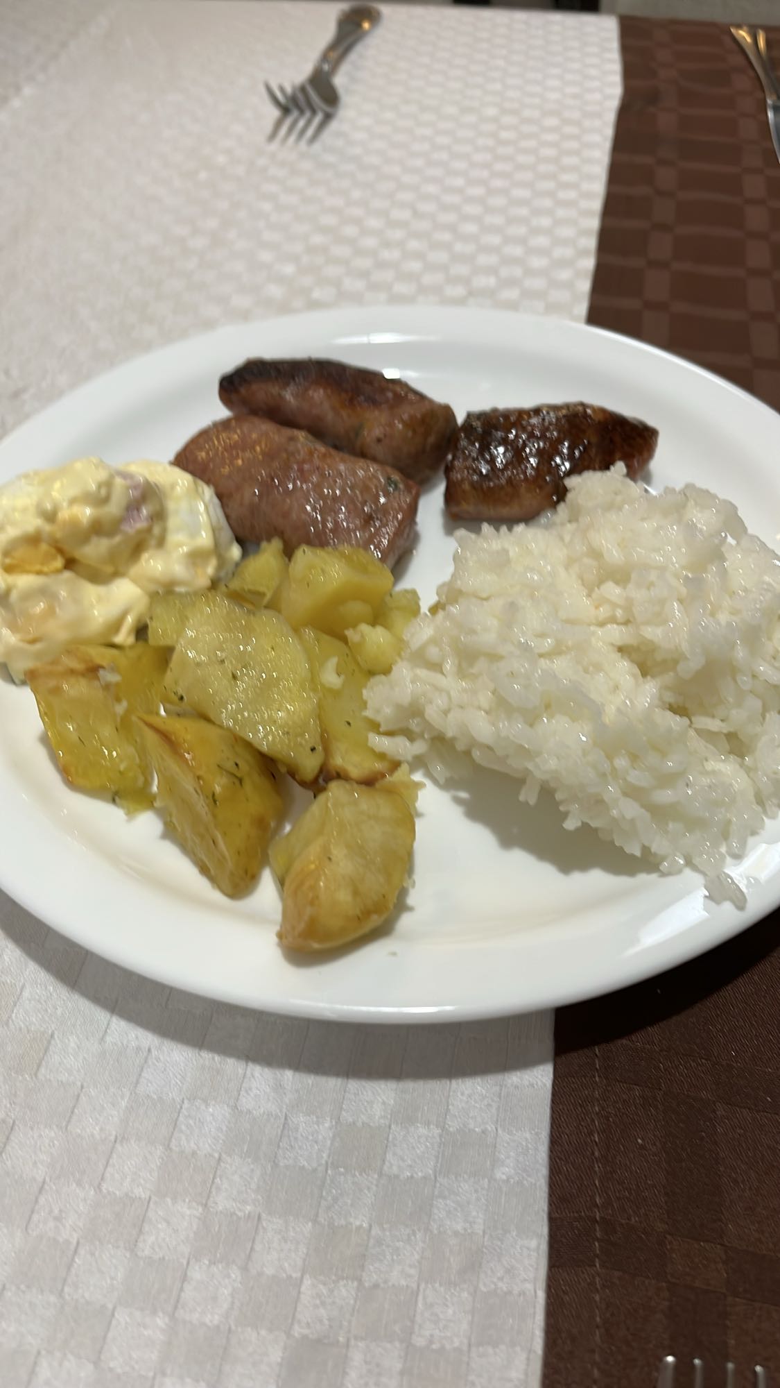 Ориз, картофи, наденица