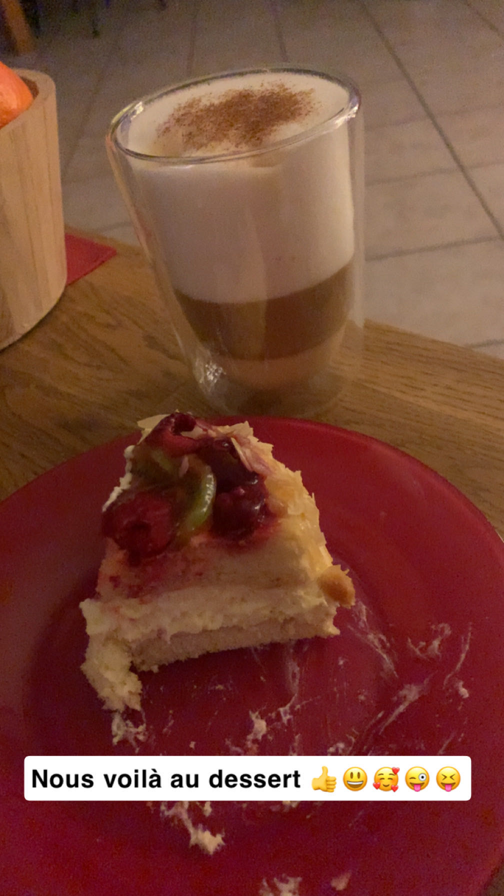 Gâteau aux fruits et cappuccino