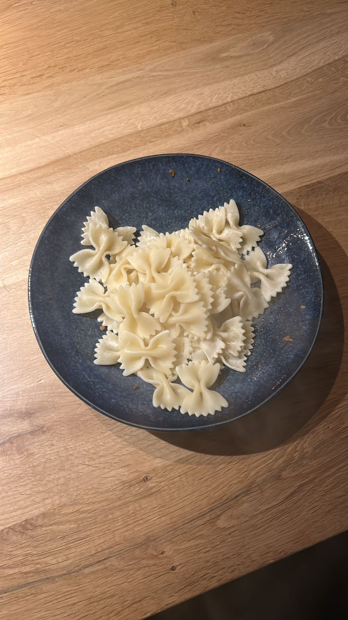 Kookte farfalle pasta