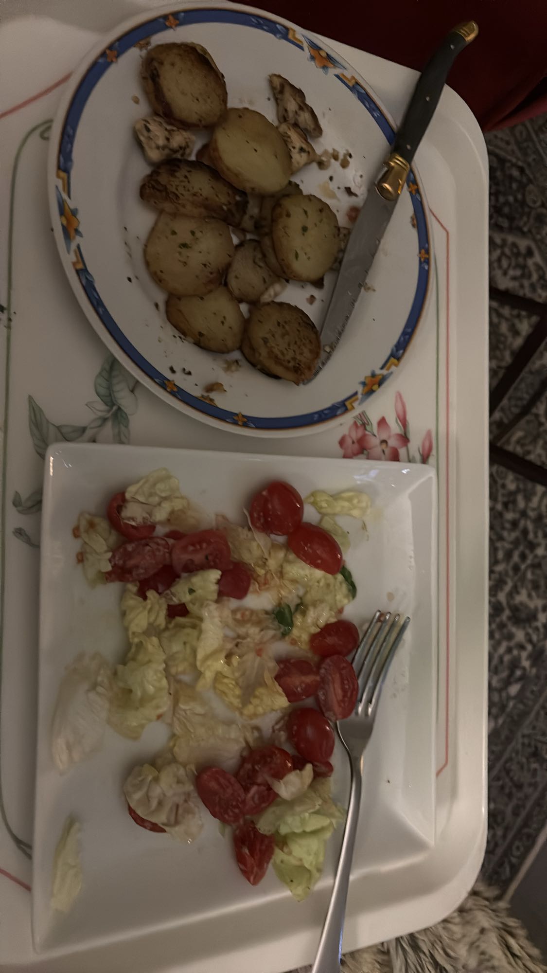 Poulet, pommes, salade