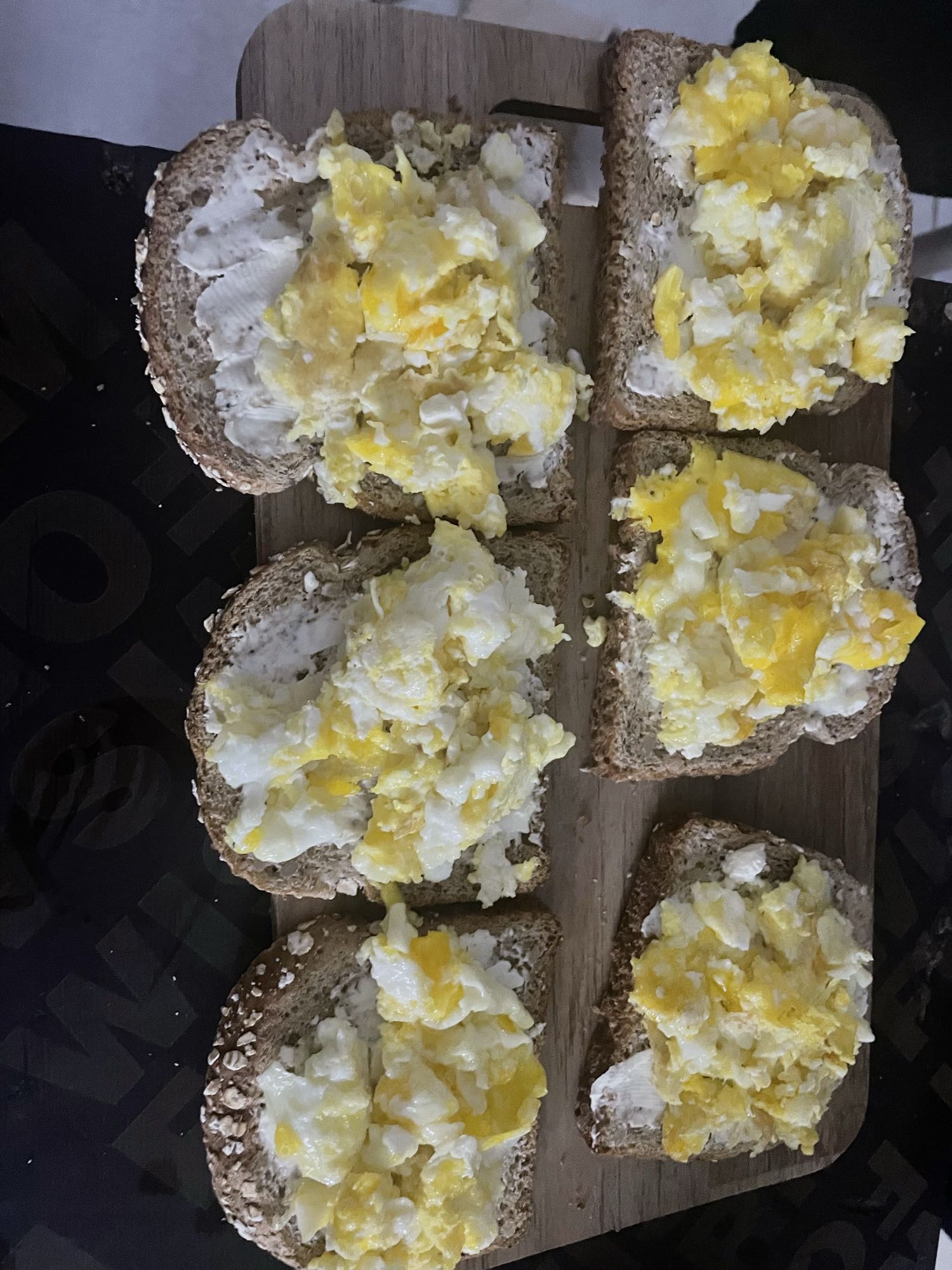 Tartines œufs brouillés