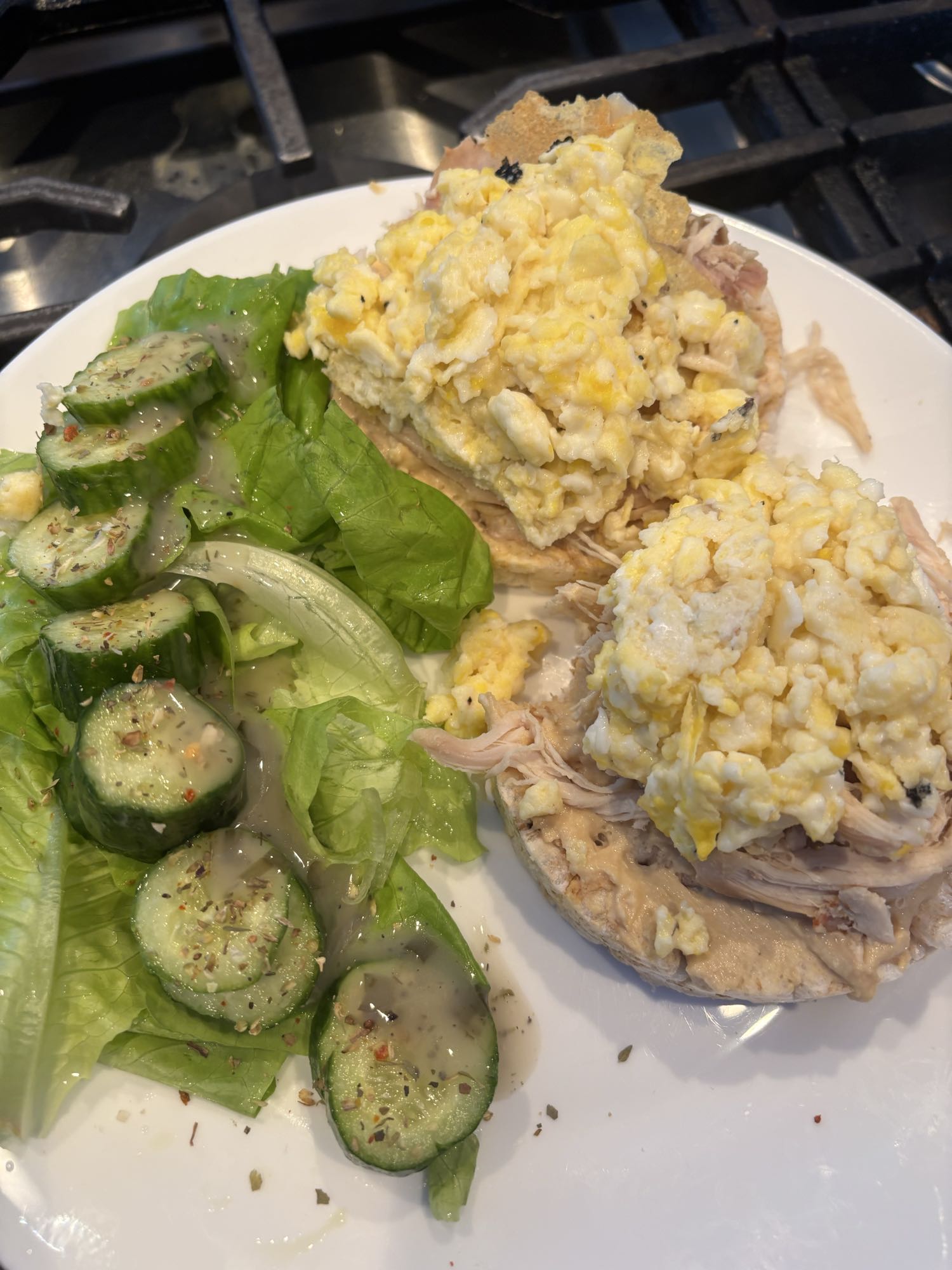 Oeufs brouillés et salade