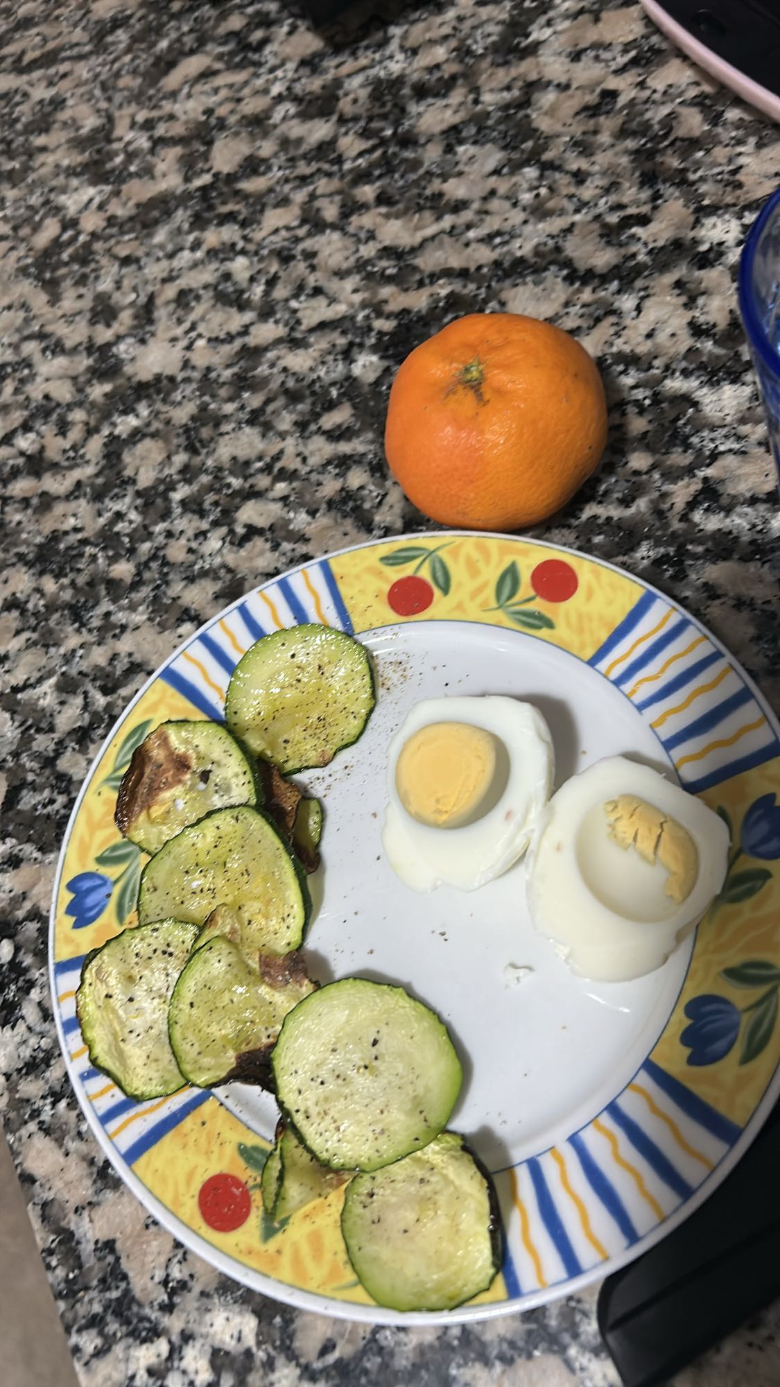 Huevos, calabacín y mandarina