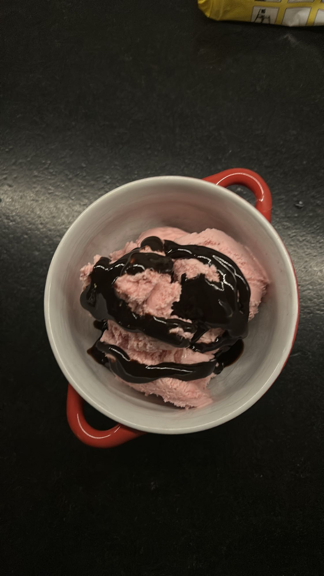 Aardbei ijs met chocoladesaus