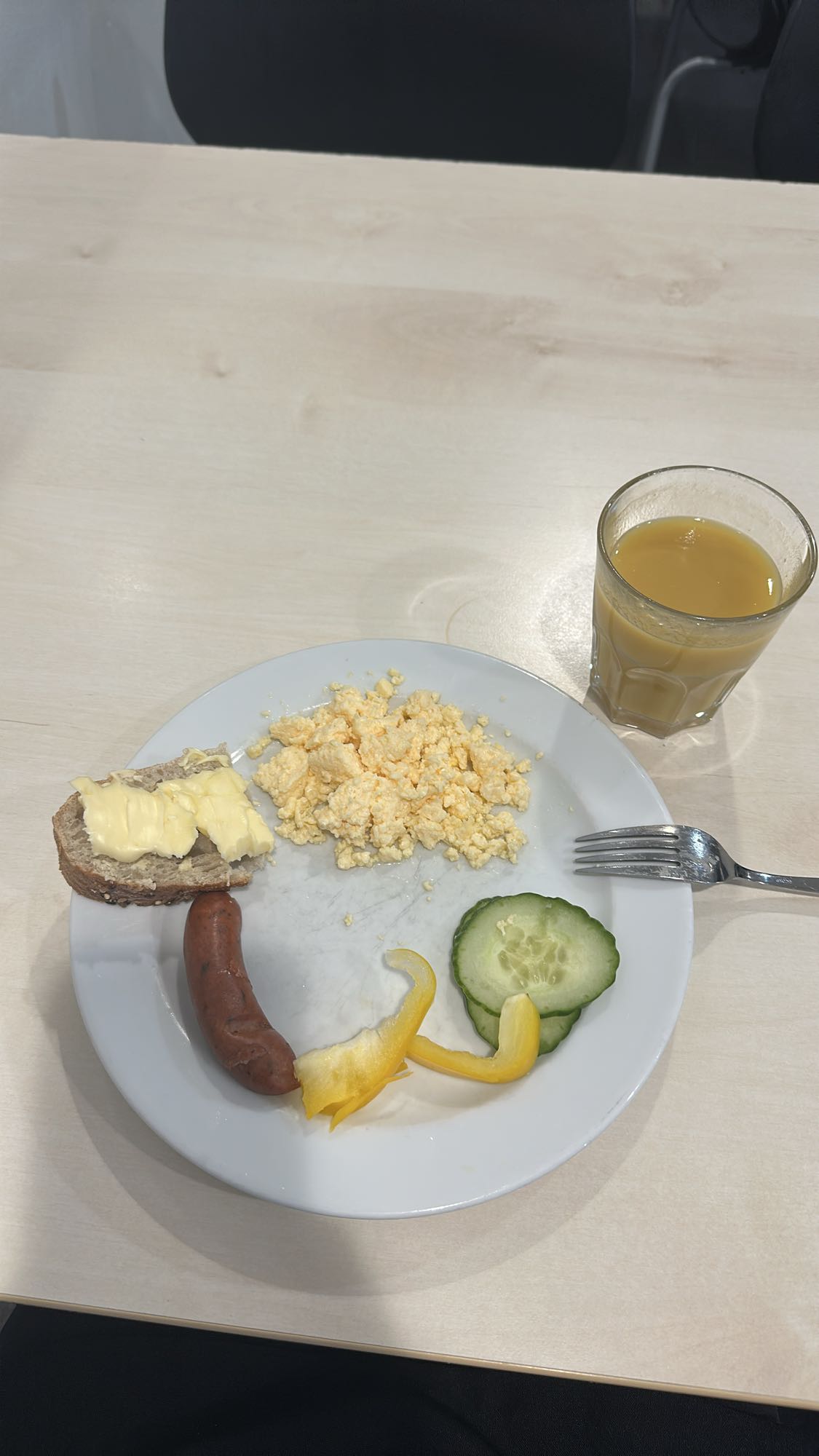 Завтрак с яйцом и соком