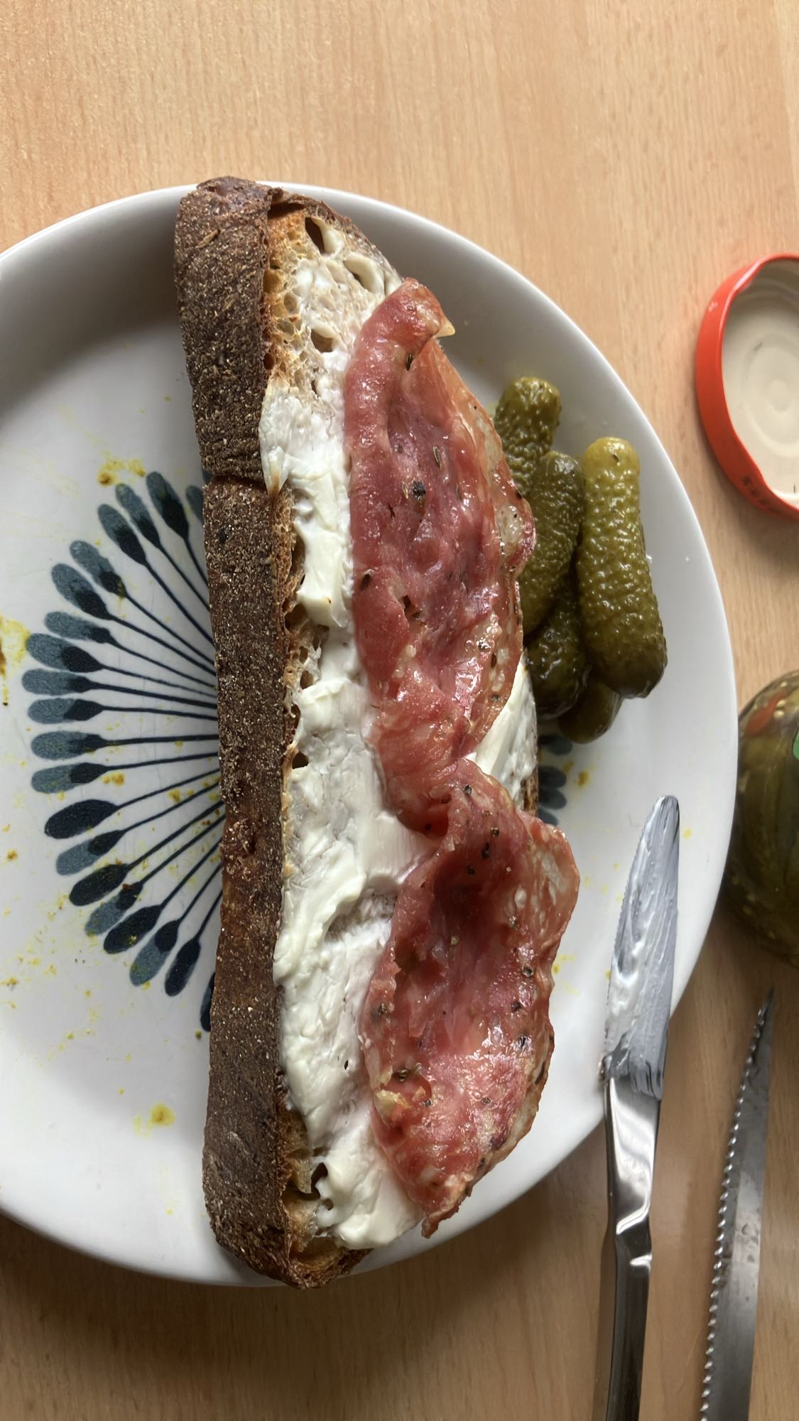 Torrada com salame, cream cheese light e whey caramelo