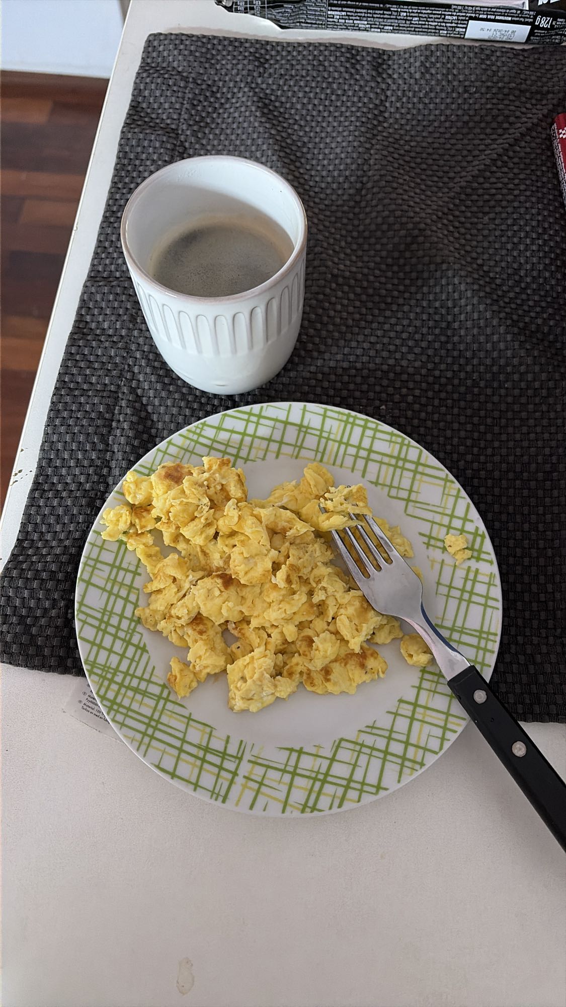 Huevos revueltos y café