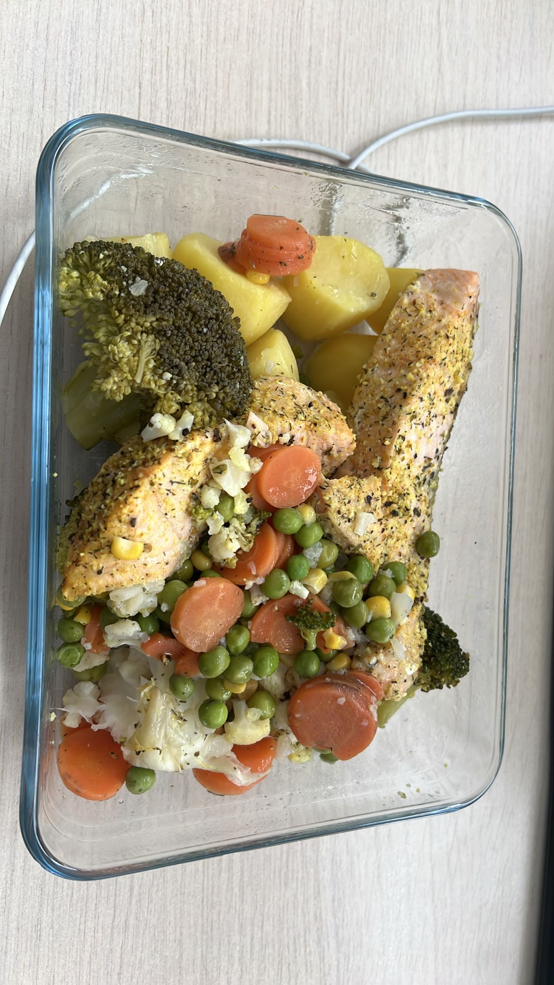 Łosoś z warzywami i ziemniakami