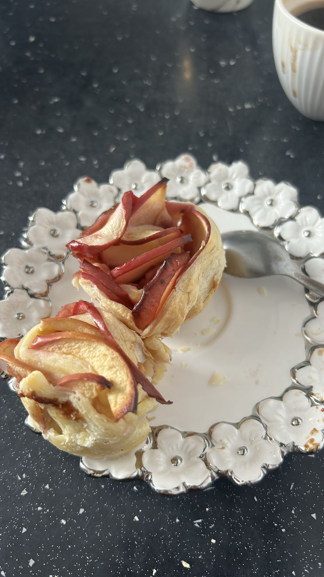 róża z jabłkiem w cieście