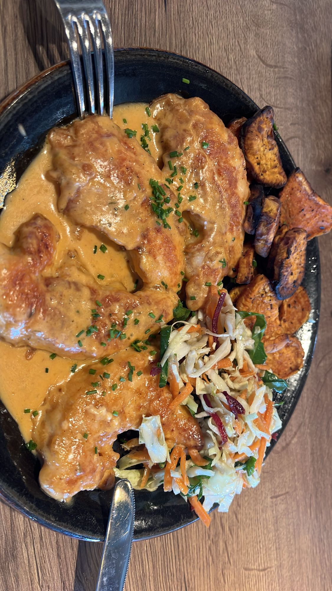 Пилешко с батати и салата