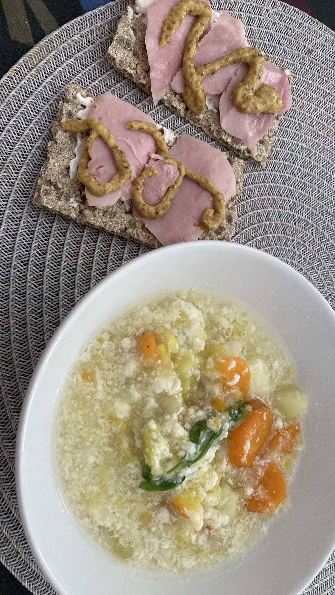 Grönsakssoppa & knäckebröd