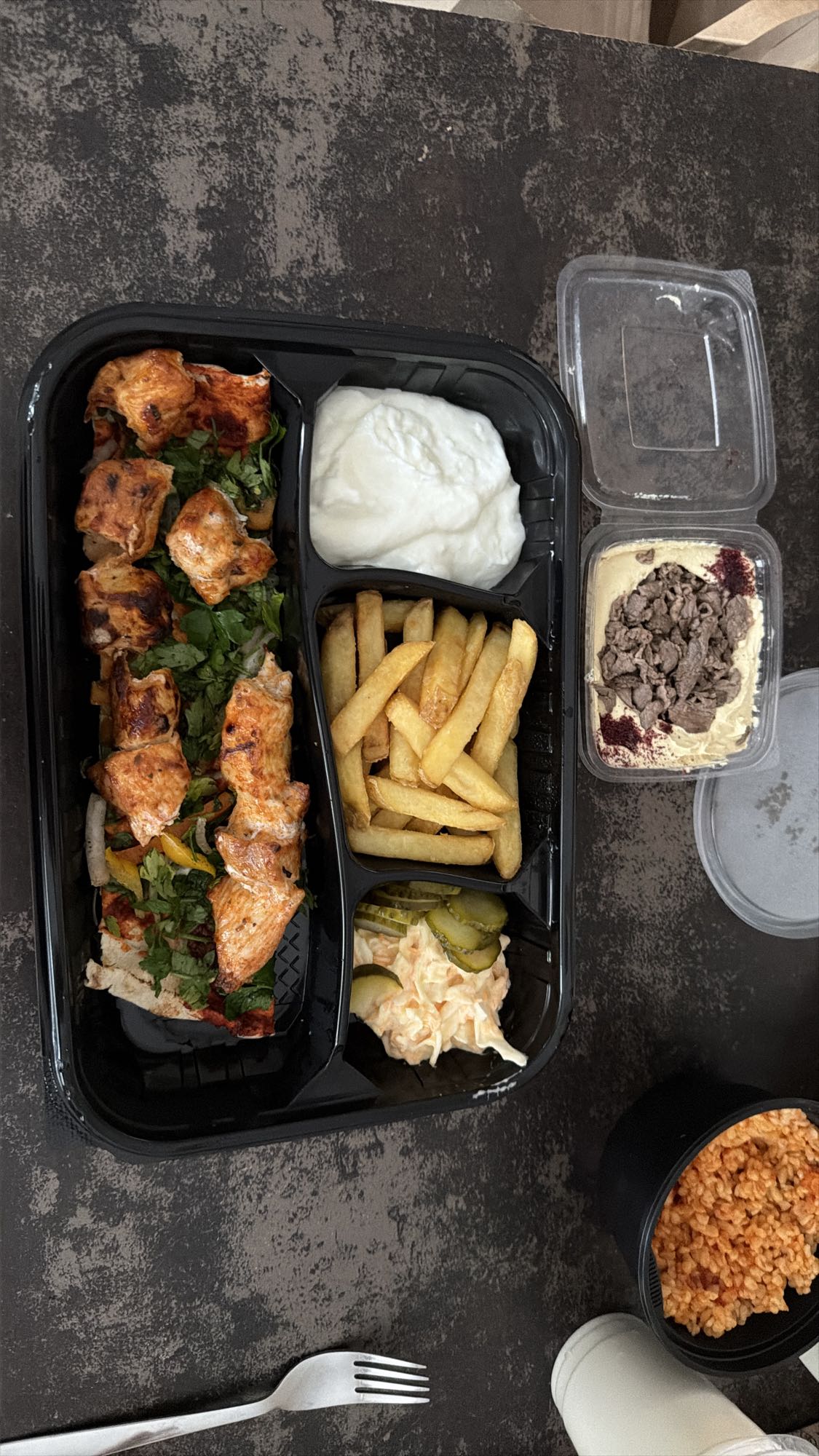 Pui la grătar cu garnituri