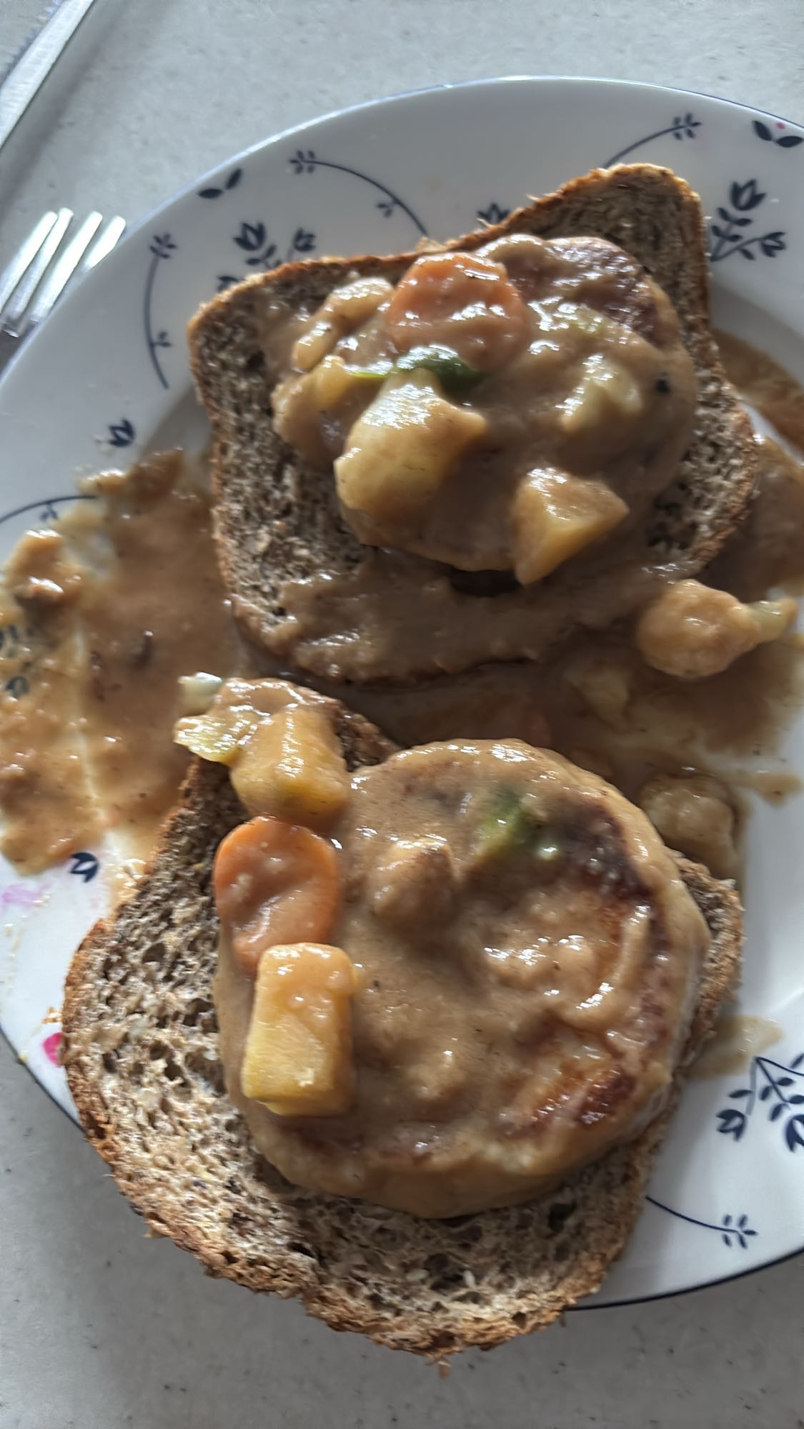 Brød med fiskekaker og grønnsaker og brunsaus