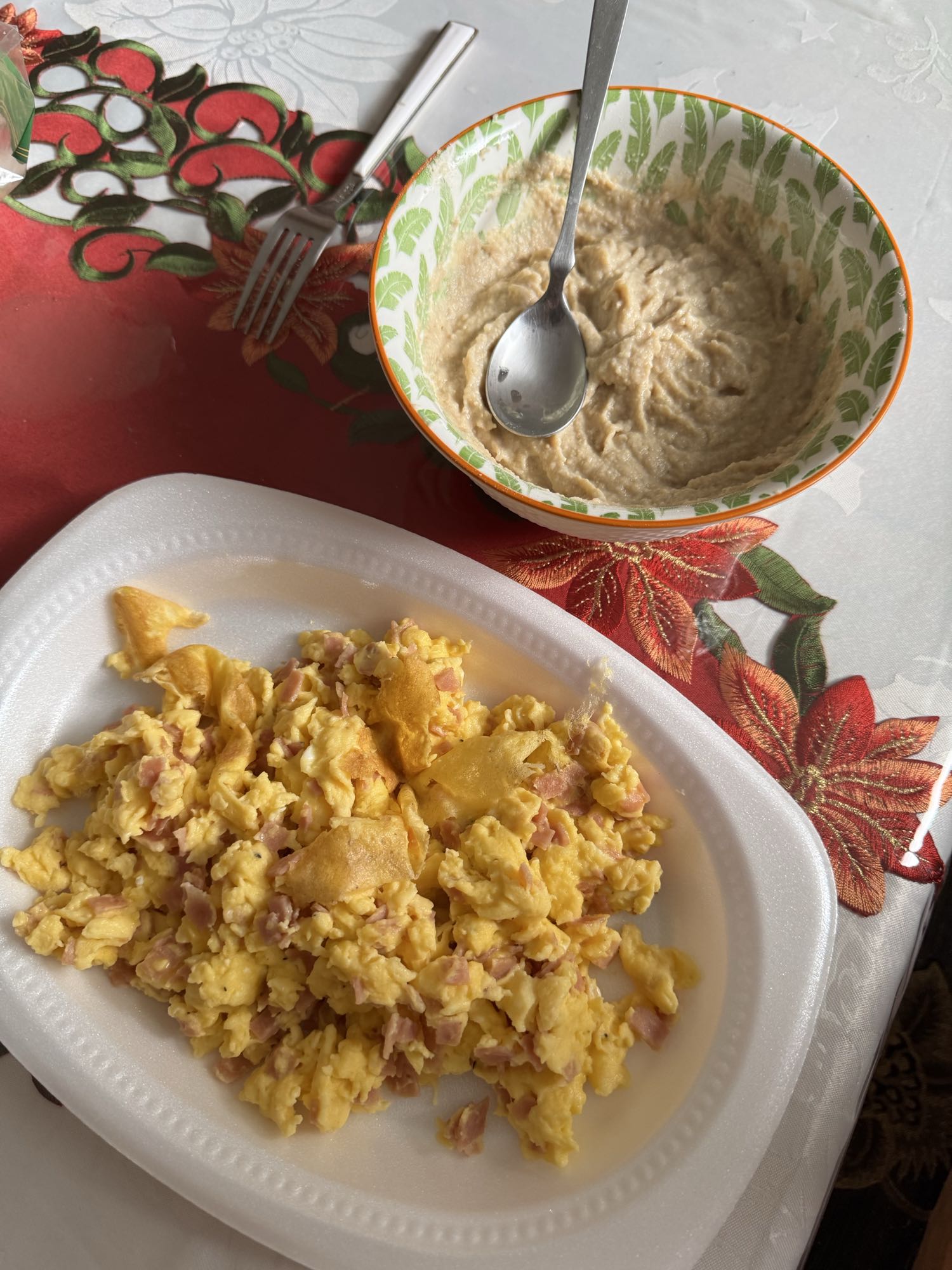 Huevos revueltos con jamón de pollo, nestum y leche