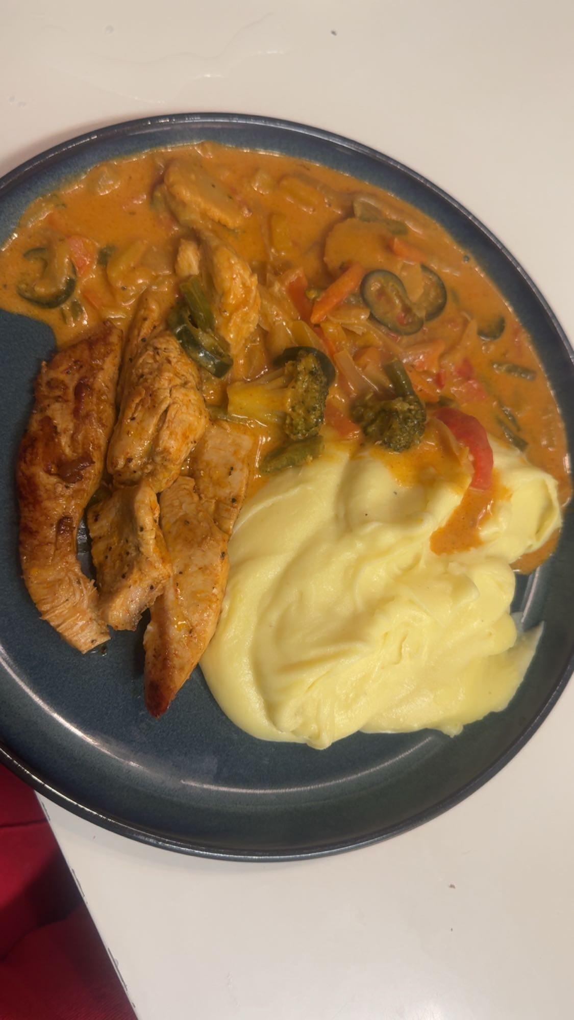 Kyckling med mos och grönsaker