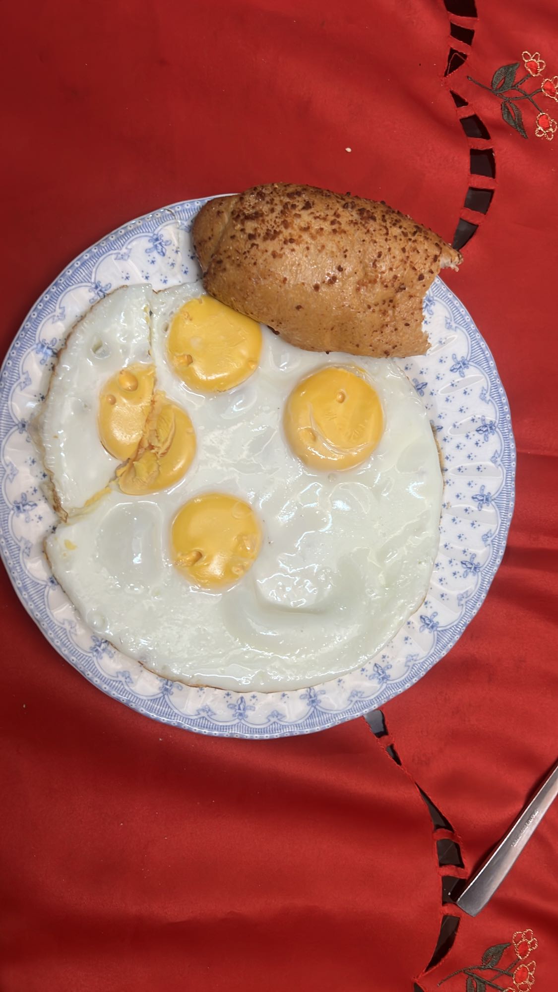 Fried eggs with bread