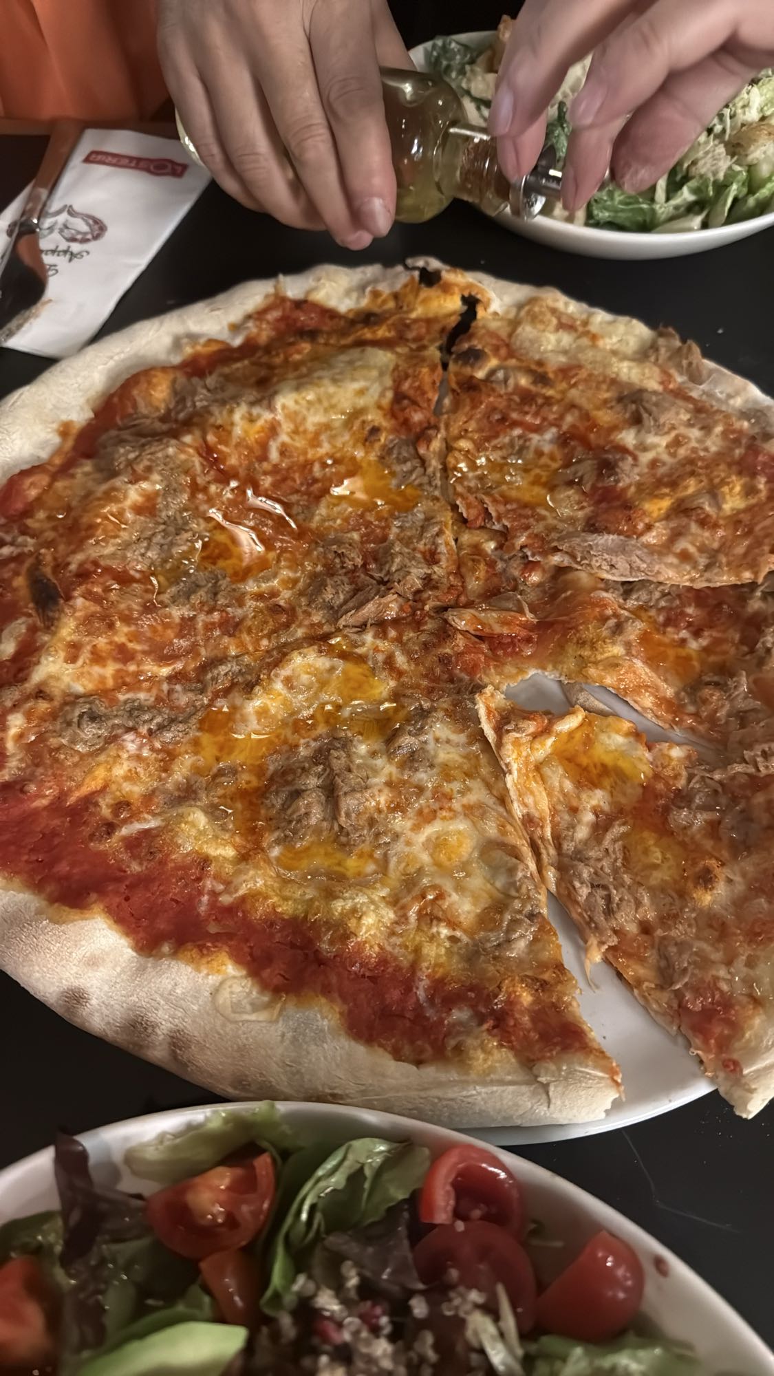 Tonno Pizza mit Salat