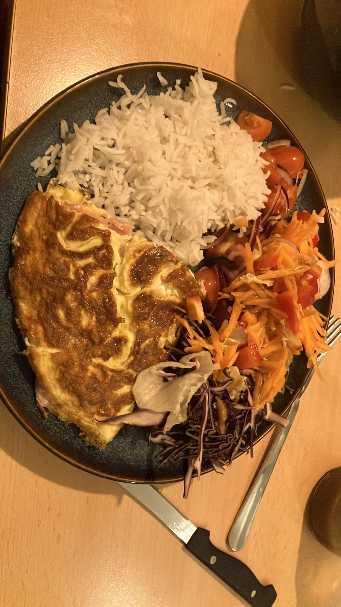 Omelete com arroz e salada